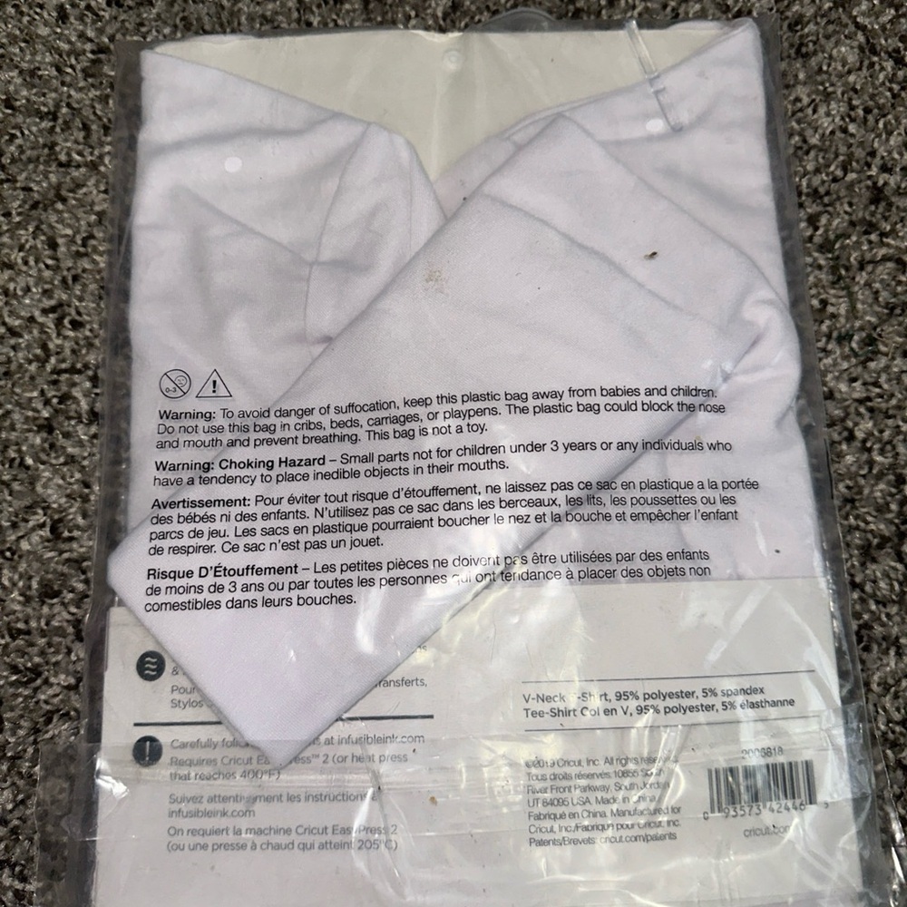 Cricut Women's Infusible Ink V-Neck T-Shirt Blank, White - shirt size medium - Picture 2 of 2